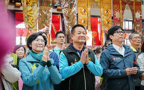 參拜阿蓮薦善堂發小紅包  林岱樺熱情化身英文小老師  