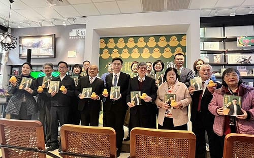 「小鴨把拔」賴瑞隆出新書 前老闆蘇貞昌期許：對高雄理念都能達成