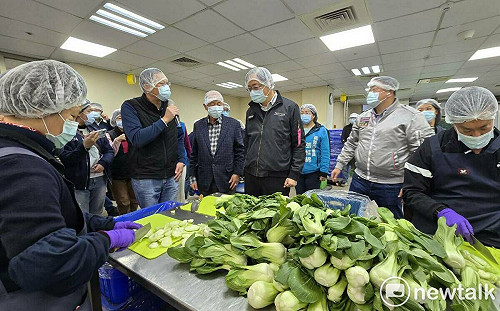 迎接開學日 張善政視察營養午餐有機蔬菜截切廠