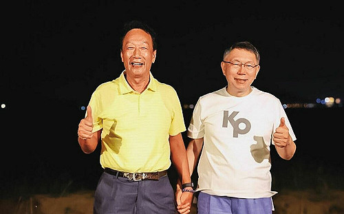 柯文哲手機對話遭還原！鏡週刊揭郭台銘連署未參選「背後有中國」