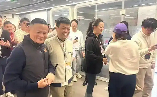 (影) 馬雲「滿血回歸」了？ 現身阿里杭州總部推AI計劃 股價直接飆漲30% 