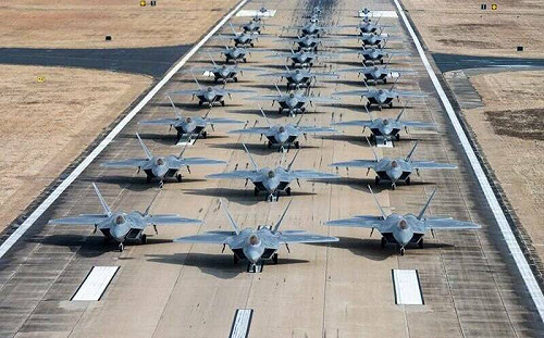 （影）震撼「大象漫步」! 24架F-22、6架T-38滑出 美軍突擊演習場面壯觀