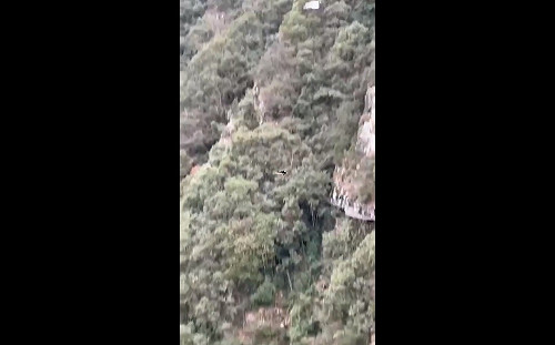 (影) 驚悚奪命瞬間！ 浙江龍灣潭景區停電 2遊客懸半空中後直墜山谷