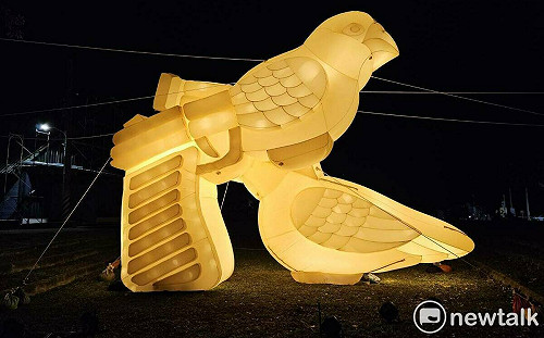 新營波光節大型雞蛋糕現身 水幕投影唯美上演超吸睛