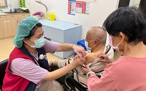 台灣燈會限定！來接種疫苗就送限量蹓蹓蛇提燈