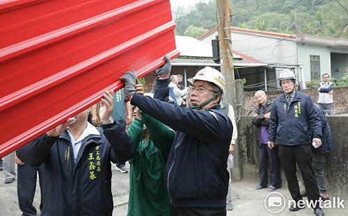 市府攜手各界齊心重建震災區 黃偉哲視察修繕進度盼災民安居
