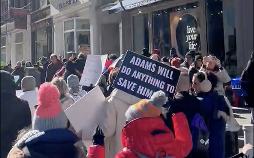 高舉標語譴責「與川普政治交易」 紐約移民聯盟上街嗆：罷免市長亞當斯