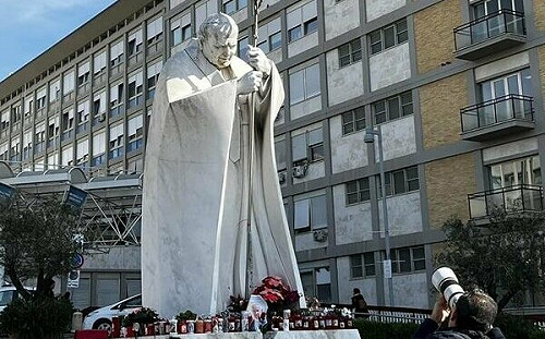 教宗病情惡化 信徒到下榻醫院點蠟燭祈福