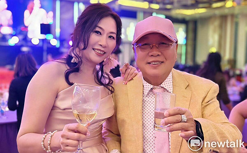 年度最「閃」春酒！葳格教育創辦人袁昶平與新婚妻成全場焦點