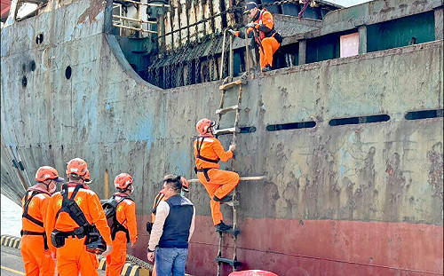 中國船長故意下錨「Z字型移動」勾斷我國海纜遭起訴 法院裁定續押