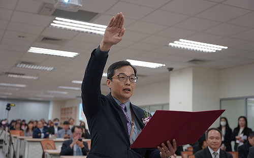 參與寶林茶室中毒案調查！「三刀流」專才  台大毒理教授姜至剛接掌食藥署