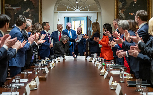 馬斯克亮相川普首次內閣會議！ DOGE改革掀風暴、「金卡」移民計劃惹議