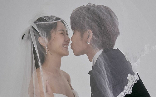 愛情長跑12年修成正果　鼓鼓大元登記結婚曬全家福