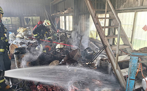 芬園鄉金屬加工廠2樓竄濃煙 火勢迅速撲滅無人傷