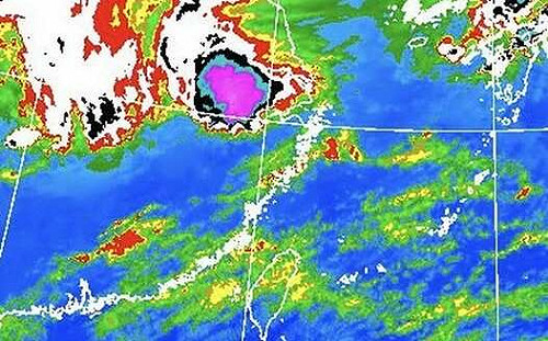 下半天外出帶傘！鄭明典曬衛星雲圖：強對流系統回來了