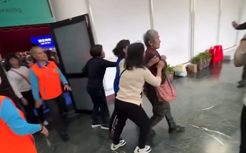 師鐸獎退休教師怒嗆傅崐萁「通匪」遭架離！校友憶「葉霸」是剛直鐵血教頭