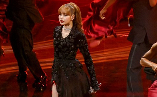 Lisa首登奧斯卡獎表演舞台！「致敬007」吊鋼絲從天而降