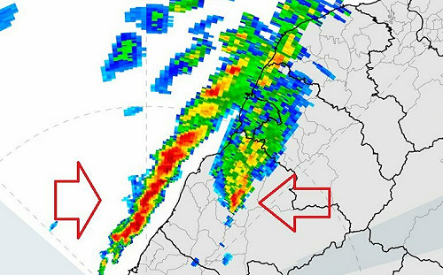 大雷雨閃電不停！8縣市大雨特報 鄭明典：對流胞往本島陸地上發展