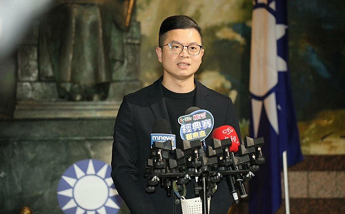 林靜儀出席尾牙嗨唱是工作?凌濤再轟「官僚無藥醫」