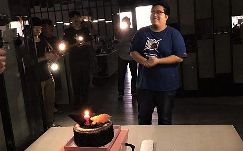 閃電狼變「跳電狼」！ 隊員摸黑為Steak慶生