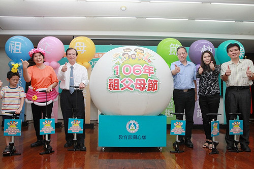 解決隔代隔閡 鴻海捐贈教學設備給樂齡中心