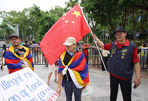 2017世大運 場外旗幟各自較勁