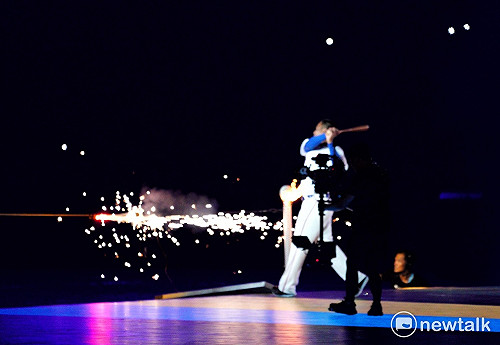 陳金鋒一棒轟上聖火台 點燃世大運聖火