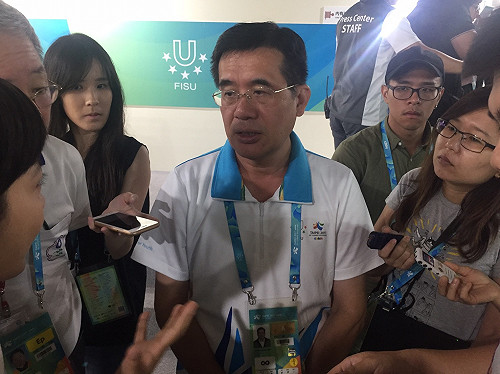 說好的防恐呢？ 世大運被丟煙幕彈 義工滅的