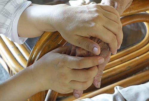 阿嬤煩惱嘸錢看醫生  關懷中心乎你靠啦