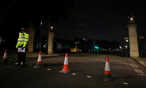 比利時恐攻後 英國白金漢宮外驚傳男子襲警