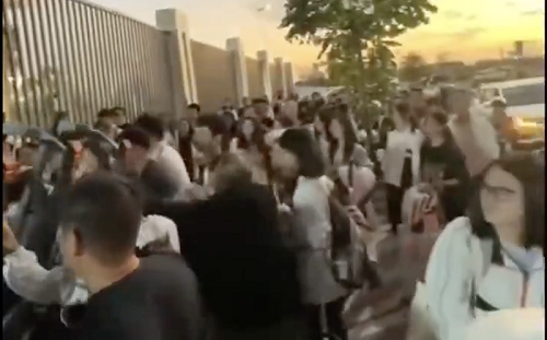 （影）不滿遲到要遭嚴格處罰 廣東數百高中生拆校門