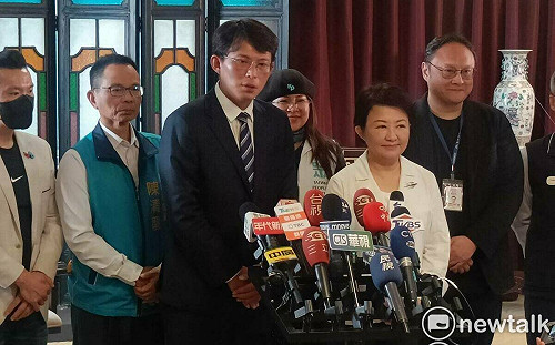 黃國昌被問敏感題 盧秀燕馬上對說他悄悄話