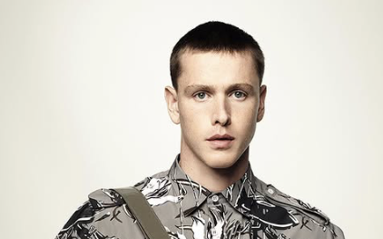 曾出演《金牌特務》！哈里斯·迪金森有望成新007