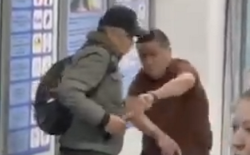 (影) 真正的英雄！他用自己交換機場被劫持女人質 並伺機奪刀制服歹徒