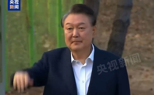 被關52天後 尹錫悅獲釋了! 在首爾拘留所外揮手向支持民眾致意