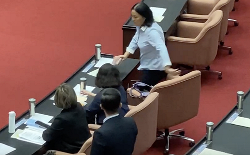 (影) 立法院錄影引爆口角 吳思瑤叫陳玉珍「不要坐在我包包上」 