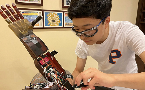 17歲高中生把馬斯克neuralink比下去了! 創意念控制機械臂 僅花300美元