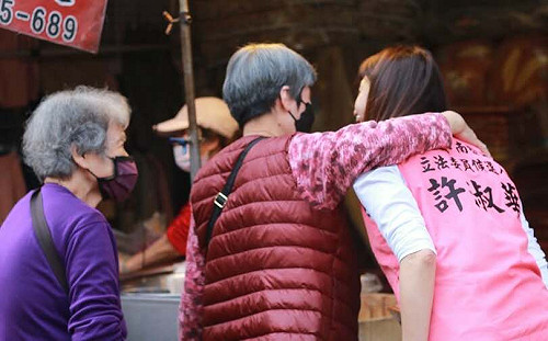 民進黨議員許淑華宣布：服務團隊代收全台二階罷免連署書