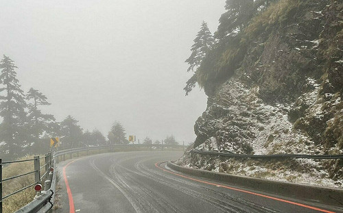 強烈大陸冷氣團影響！今合歡山高海拔路段「限加雪鍊通行」