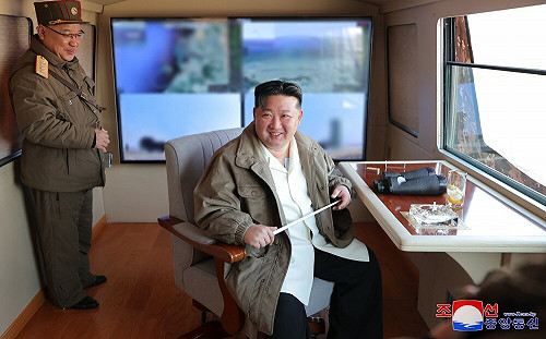 金正恩燦笑!北韓成功試射最新型防空導彈系統 官宣:很快列裝