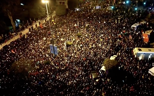 （影）土耳其抗議蔓延55省! 逾千人被捕 還有示威者在鎮暴警戒線前求婚