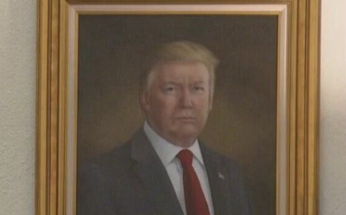 川普氣噗噗! 州長馬屁拍到馬腿上 掛他畫像被嫌不夠瀟灑威武 普丁再補上一幅