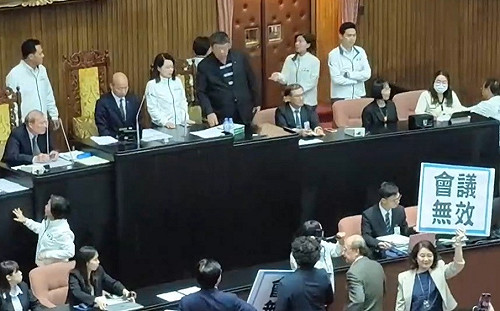 2公投案逕付二讀被指違法表決 蘇巧慧：周萬來把自己寫的書當笑話