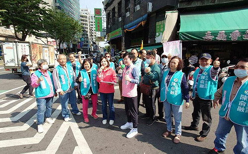 炒熱大罷免！綠營中市議員陳俞融、陳淑華東興市場宣講