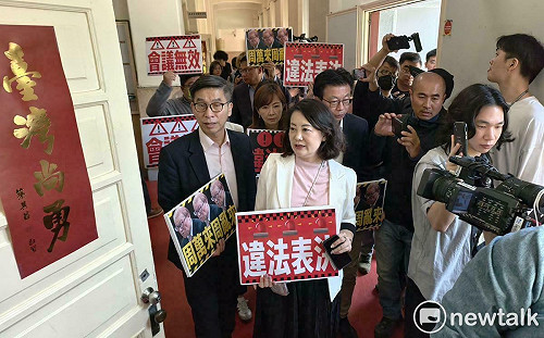 藍昨晚闖兩公投案 綠黨團氣噗噗找韓國瑜、周萬來理論撲空 