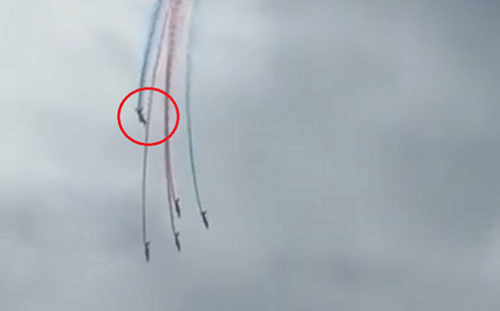 (影) 法飛行隊表演兩機相撞! 飛機自由落體觸地起火 飛行員緊急跳傘逃生 