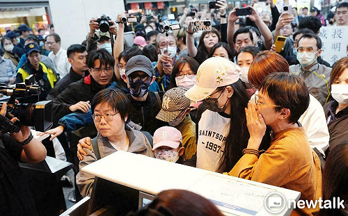 (影) 亞亞落地秒被軍方帶走？ 接機直播全遭封 網譏：回到萬丈深淵就消失了