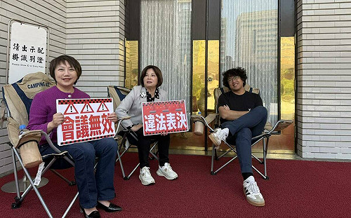 民進黨團於議場排班  力阻週五確認「違法會議」議事錄 