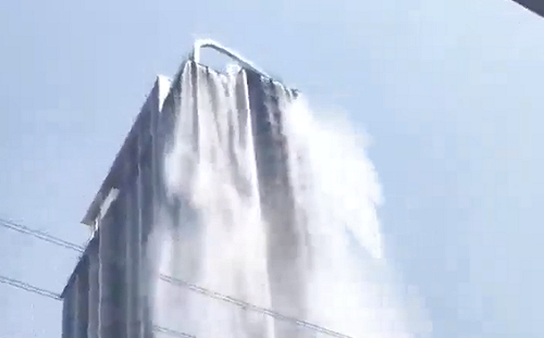 摩天大樓泳池「如瀑布般」傾瀉   緬甸男廢墟緊握母親的手  「放心的走吧！」