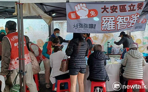 罷免又一創舉！罷羅智強《四能報》創刊  曹興誠化身派報員 4/1親自發送創刊號